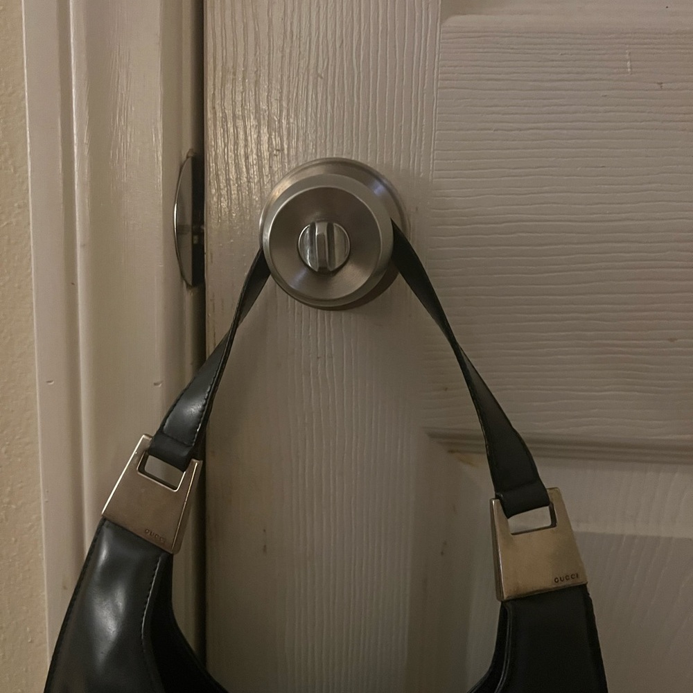 Elegant Black Leather Shoulder Bag - Picture 3 of 9